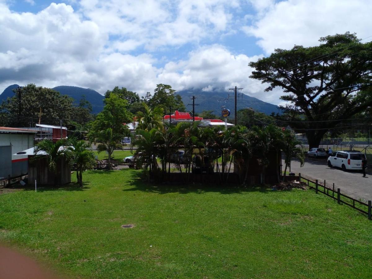 La Pension Backpackers La Fortuna Exterior photo